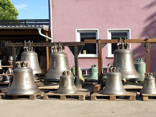 Glocken vor der Glockengießerei Perner